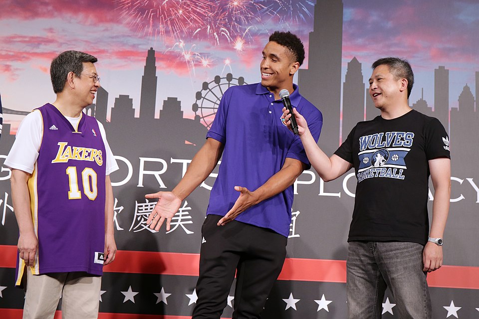 Illustration: Kalshi vs Polymarket: Where to Trade 2026 ROY Contracts Illustration: Kalshi vs Polymarket: Where to Trade 2026 ROY Contracts