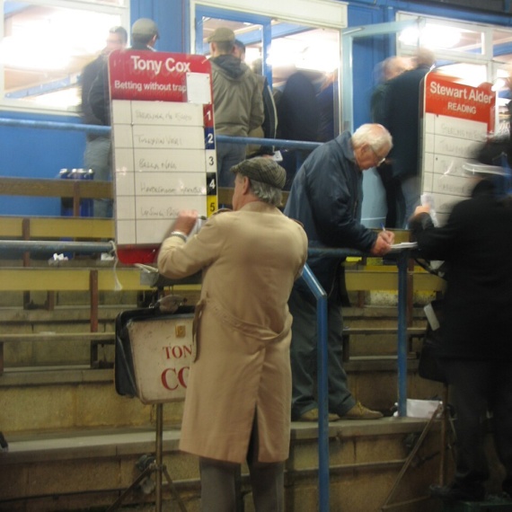 Betting Exchanges vs Traditional Sportsbooks: Key Differences and Strategic Advantages